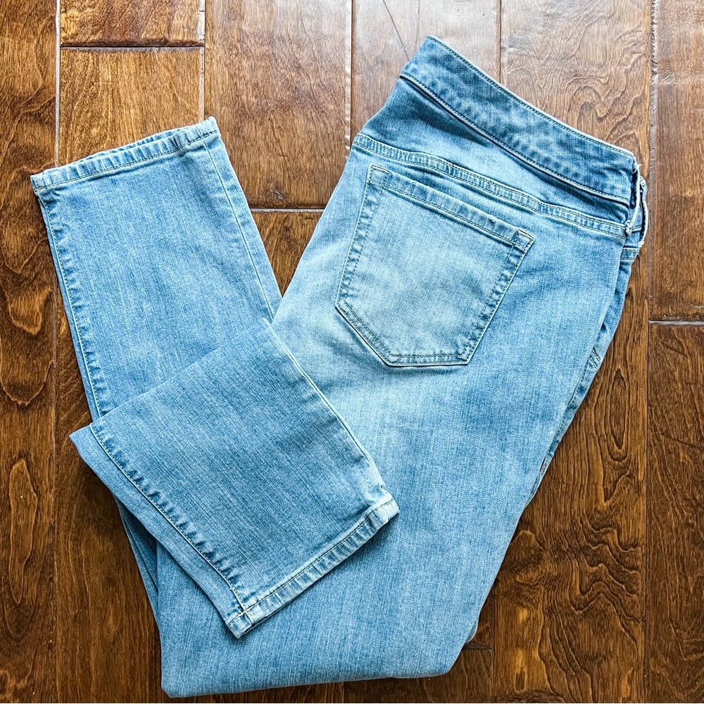 Torrid Boyfriend Straight Leg Light Wash w Distressed Knees Denim Jeans Size 16R